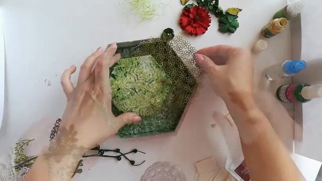 Изумрудное панно с применением техник миксмедиа