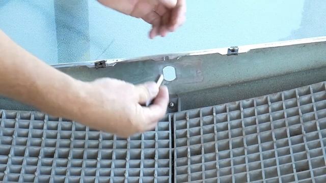 Mercedes Benz W116 - How to remove and dismantle completly the front radiator grill DIY