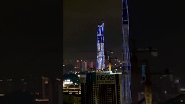 Башня Мердека в Малайзии, как новогодняя елка.
