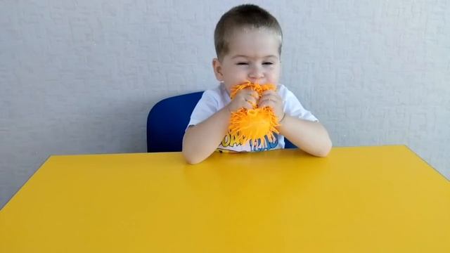 Андрюша играет с цветными шариками Разноцветные волосатики Эндрю тайм