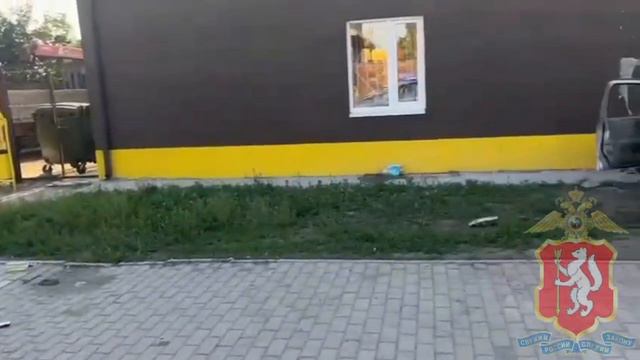 Автомобилист сбил трех пешеходов и пошел на таран пивной в Екатеринбурге.