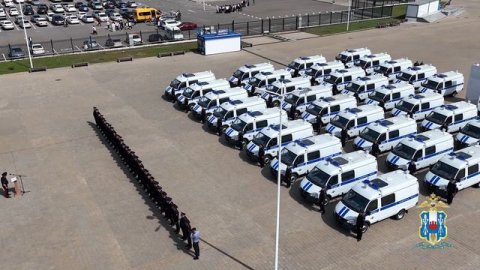 Начальник донского полицейского главка торжественно вручил служебные автомобили сотрудникам