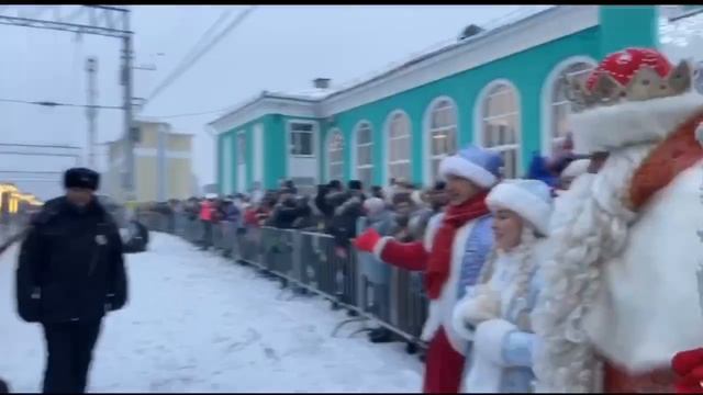 Срочные кадры из Кемерово — там встречают «Поезд Деда Мороза».
