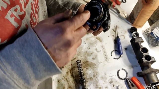 Замена манжетов главного тормозного цилиндра