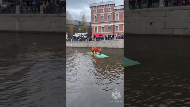 Пассажирский автобус рухнул в реку в Санкт-Петербурге