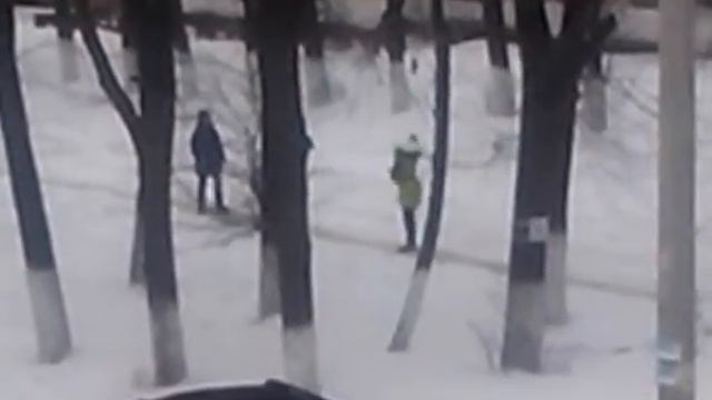 Прикол девочки играют в бадминтон зимой