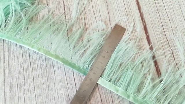 Перья мятные. Перья страуса на ленте.