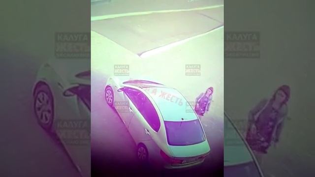 Торговый центр Апельсин езда по тротуару в Калуге