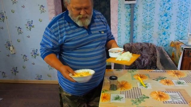 КОТЯРА ПОВАР ЛЕЗЕТ В ОКНО НЕ ПУСКАЮ ДОМОЙ И ГОТОВЛЮ УТРЕННЮЮ ЛАПШУ НА ЗАВТРАК.mp4