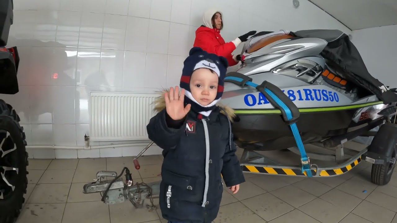 Мой маленький карапуз выгнал из гаража свой автомобиль )