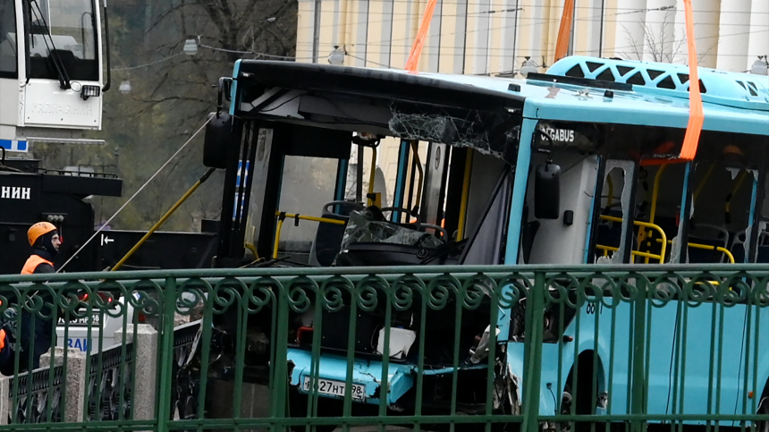 Следственный эксперимент: тормоза упавшего в Мойку автобуса были исправны