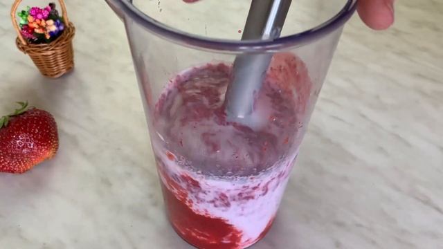 Я просто взяла клубнику и молоко. Получилось очень вкусно! Прям как в Макдоналдсе!