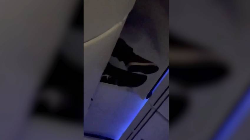 Пассажира Boeing забросило на багажную полку во время сильной турбулентности