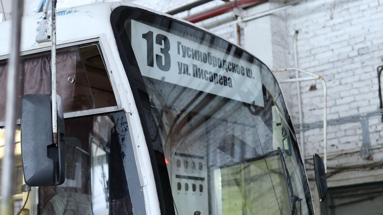 В Новосибирске водитель легендарного трамвая рассказал, куда пропали зацеперы и чем опасны машины