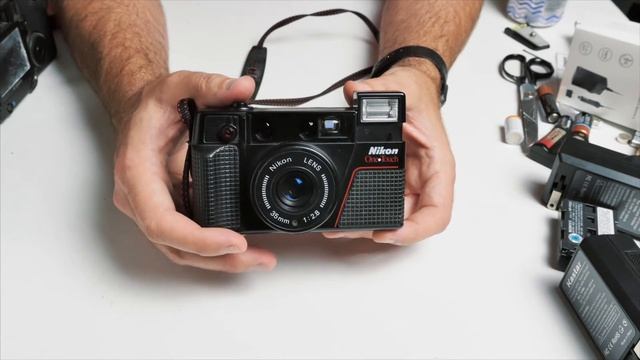 How to USE a NIKON One Touch L35AF2 35mm Film Camera - BATTERY Replacement & REVIEW