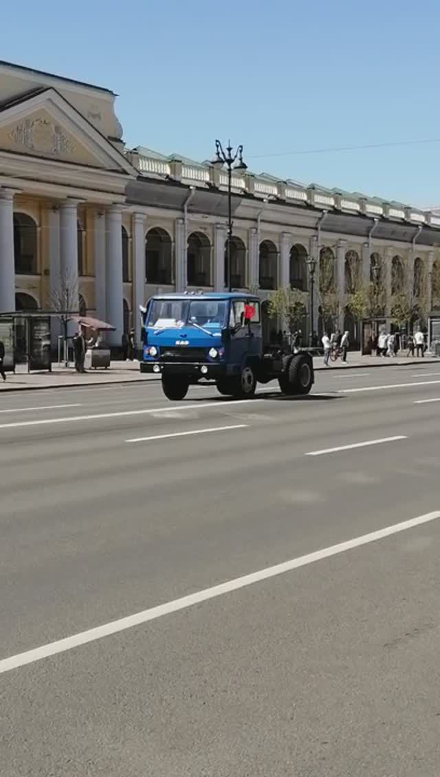 Ретро парад транспорта в Петербурге на Невском проспекте