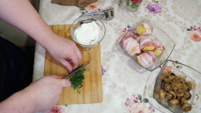 Картофель в беконе на сковороде