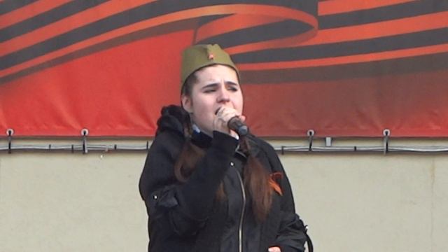 Люди мира на минуту встаньте. Поет Ольга Немыкина.