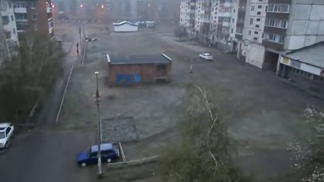 Поет синичка, во время снега.