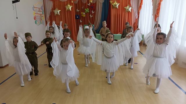 танец нам песню "Журавли" - дети 5-6 лет-это патриотика.mp4
