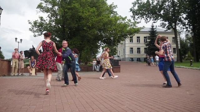 НУ, ЧТО ТЕБЯ ТАК ТЯНЕТ ТАНЦЕВАТЬ.