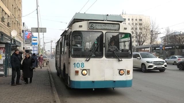 Троллейбус Екатеринбурга ЗиУ-682 КР Иваново борт. №108 маршрут №6 на остановке "Дом кино"