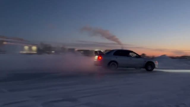 Митсубиси Лансер 4WD раздает боком на треке