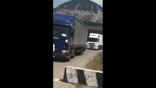 Новотерская - не пропускают грузовики с продукцией!
