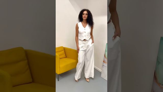 Женский брючный костюм с жилеткой белый