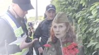Украинская полиция  атаковала женщину в советской форме.