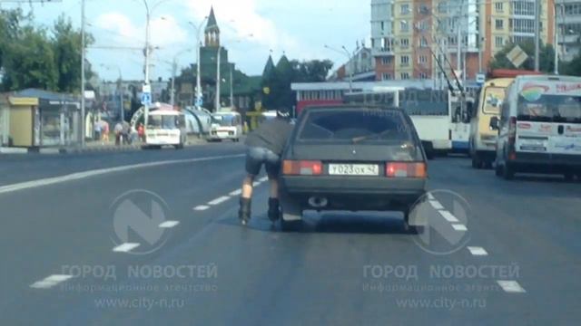 Парень на «реактивных» роликах прокатил автомобиль по улице Кирова в Новокузнецке