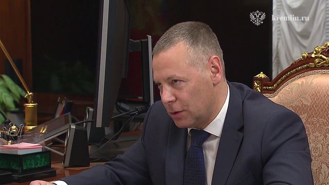 Губернатор Ярославля Михаил Евраев передал Владимиру Путину шеврон от бойцов ВС РФ