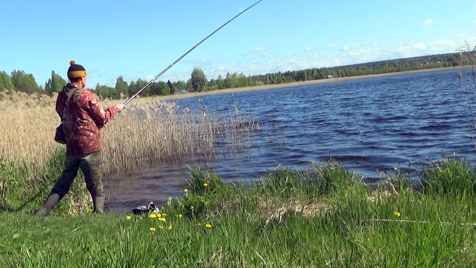 Уже хорошая рыбалка на поплавок по плотве на озере,но есть минусы..