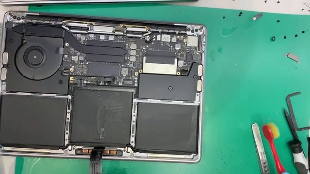 MacBook Pro 13in 2017 A1708バッテリー交換修理
