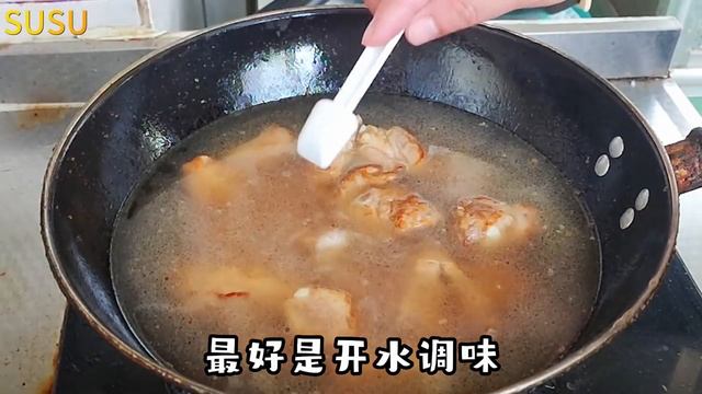 Pork ribs covered with bread! Iron pot stewed ribs! Famous food in China!