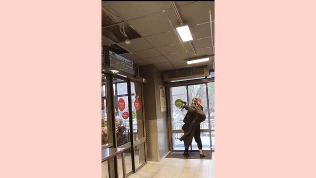 Ростов-на-Дону: в "Пятёрочке" по улице Герасименко мужик украл продукты. Его закрыли. НО. ?