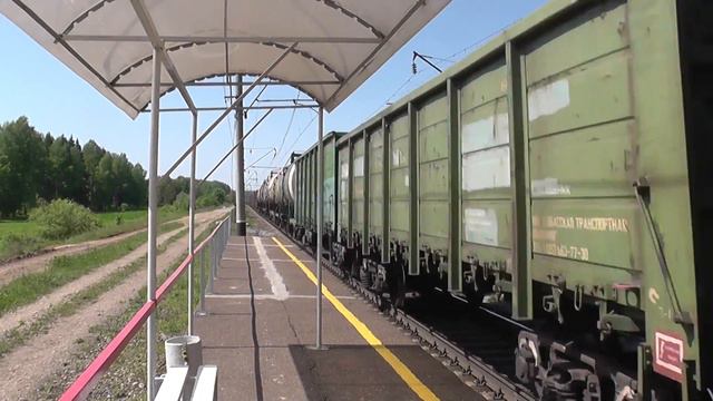 Электровоз ВЛ80С-1220 с грузовым поездом и приветливым машинистом