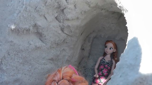 ELSA & ANNA toddlers play at the beach with the SANDCASTLE !