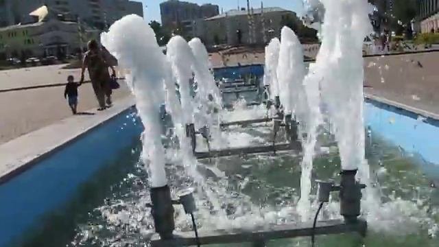 Дмитровский фонтан, вид в сторону от рынка