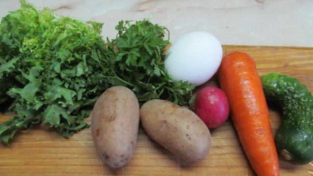 Салат из молодых овощей и яйиц