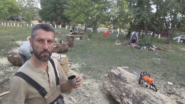 На острове Муромец знакомлюсь со славными ребятами, вырезающими скульптуры из дерева
