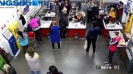 Шок! Россиянка родила в супермаркете у кассы