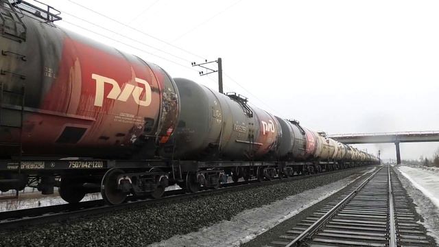 2ТЭ116У-0008 с грузовым поездом и приветливой бригадой прибывает на станцию Пурпе