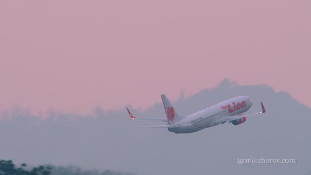 Боинг 737 авиакомпании Thai Lion Air взлетает из аэропорта Пхукет на закате.