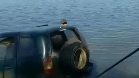 тачка ушла под воду зимой, а летом её достали. сектор газа - утопленник
