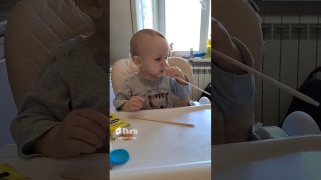 а ты правильно держишь палочки_) я научу)) #дети #cutebaby #top #малыш #видео #еда