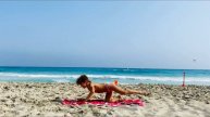 Гимнастка Сиана разминается на пляже Nissi beach, Ая-Напа, Кипр
