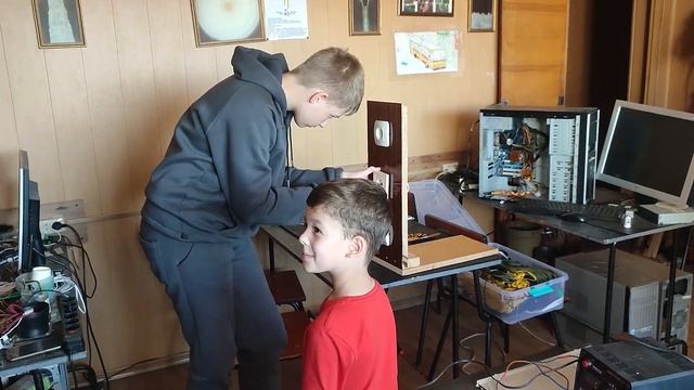 6 летний инженер проводит электромонтажные работы, обучает этому более старших коллег