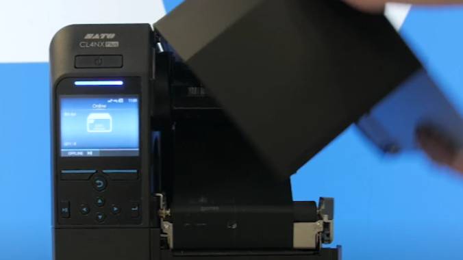 Индустриальный термотрансферный принтер CL4NX Plus - загрузка рулона этикеток и печать