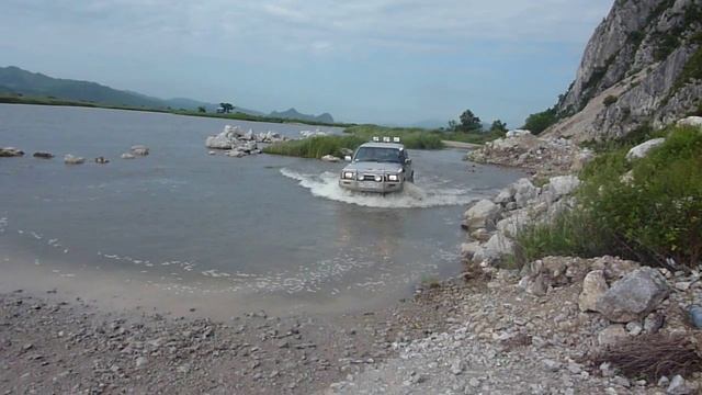 Toyotta Hilux - проходимость по реке
